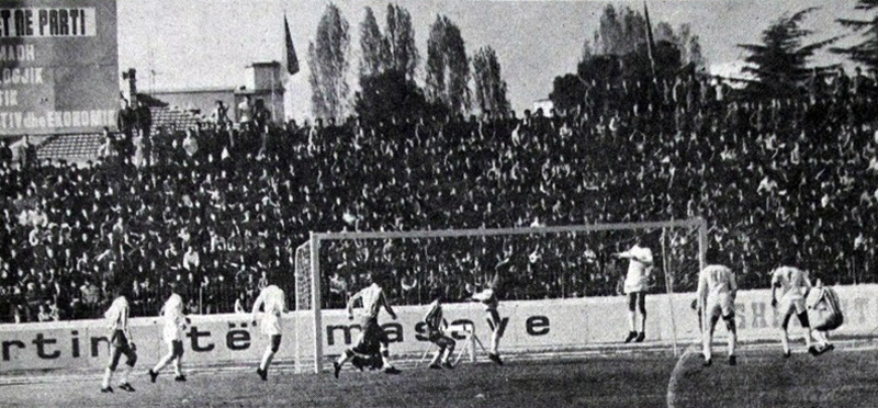 Пред 30.000 гледалаца на стадиону "Кемал Стафа" у Тирани, Раднички је остао непоражен захваљујући одличном Драгану Пантелићу.